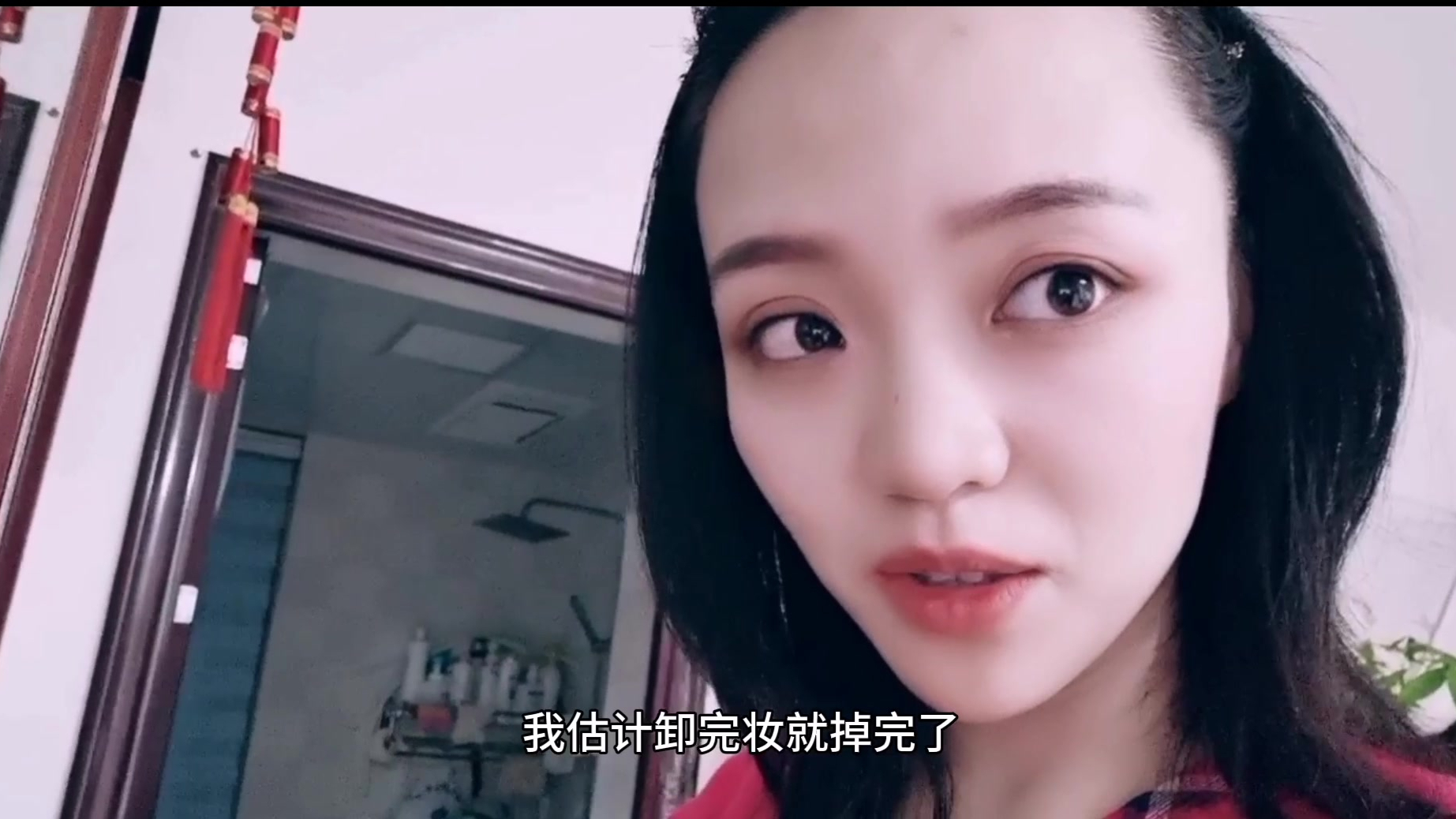 30岁小姐姐卸妆后秒变清纯女神,冻龄秘诀不是保养,原来是它
